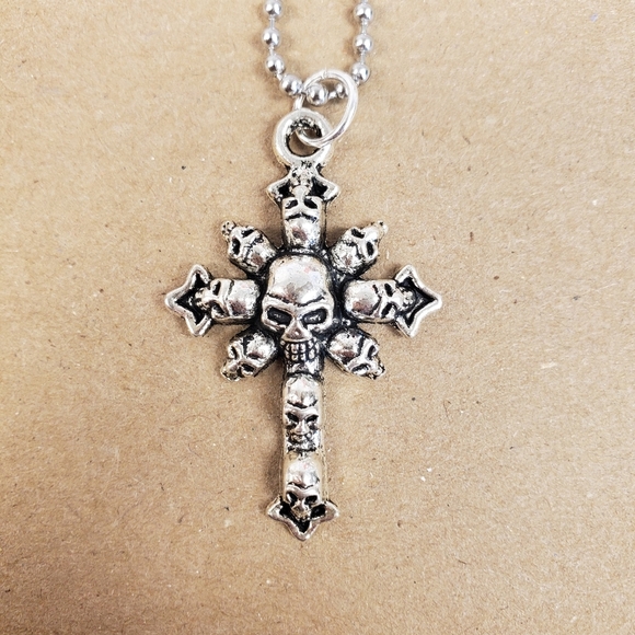 Unisex Pewter Cross of Skulls - Picture 4 of 5